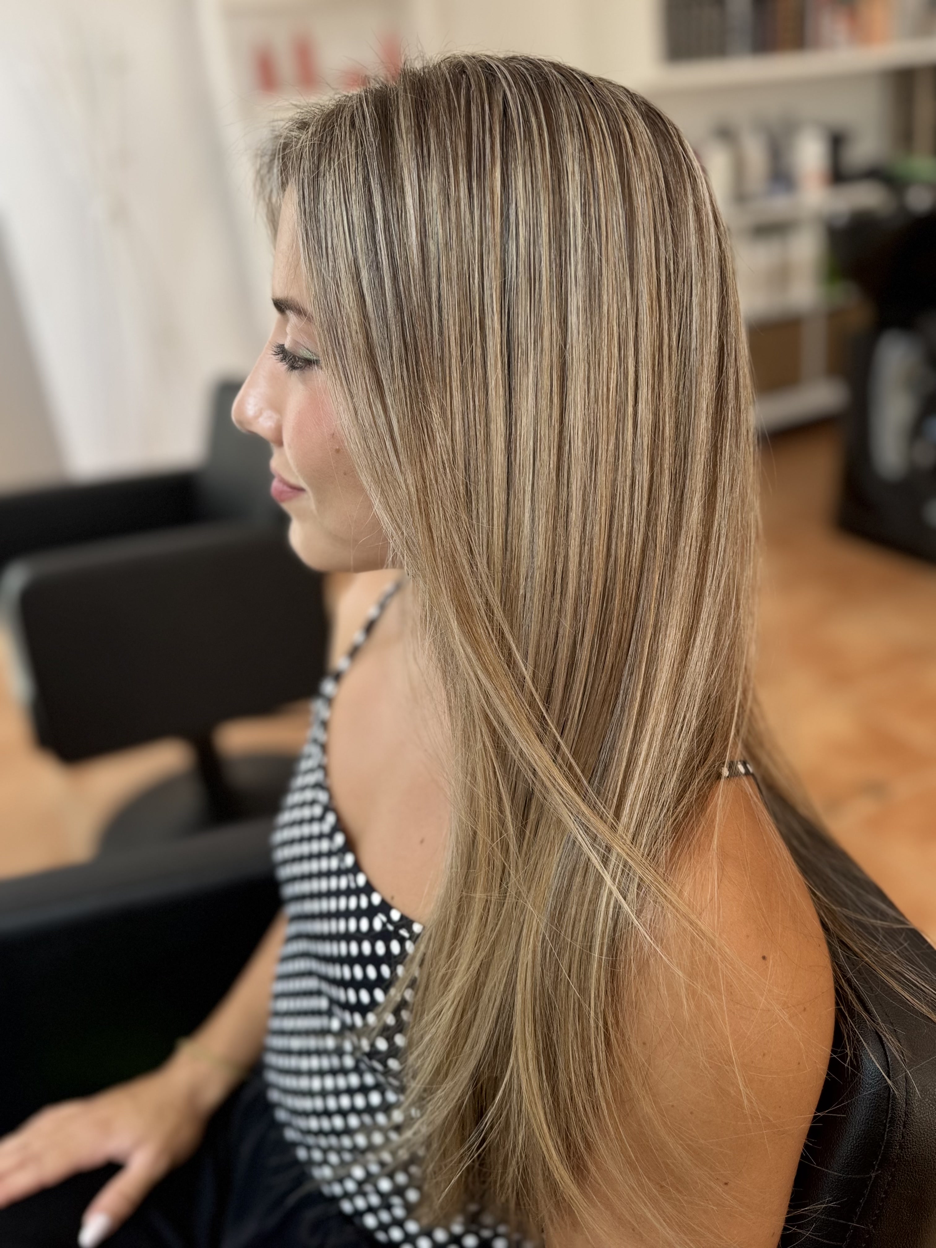 Resultado — mechas de raíz, LIS Hair Studio